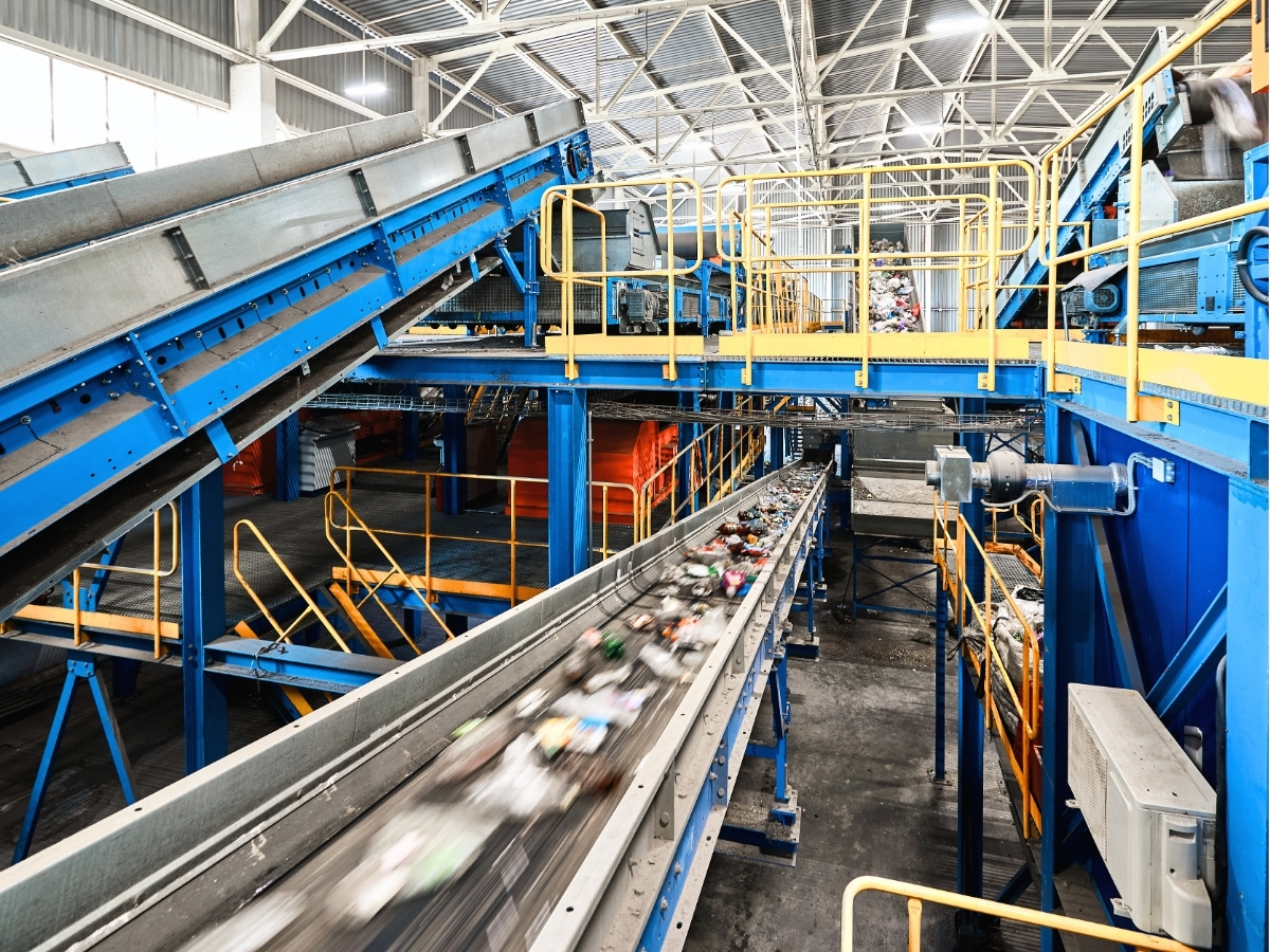 Förderband in einer Recyclinganlage für sortierte Wertstoffe